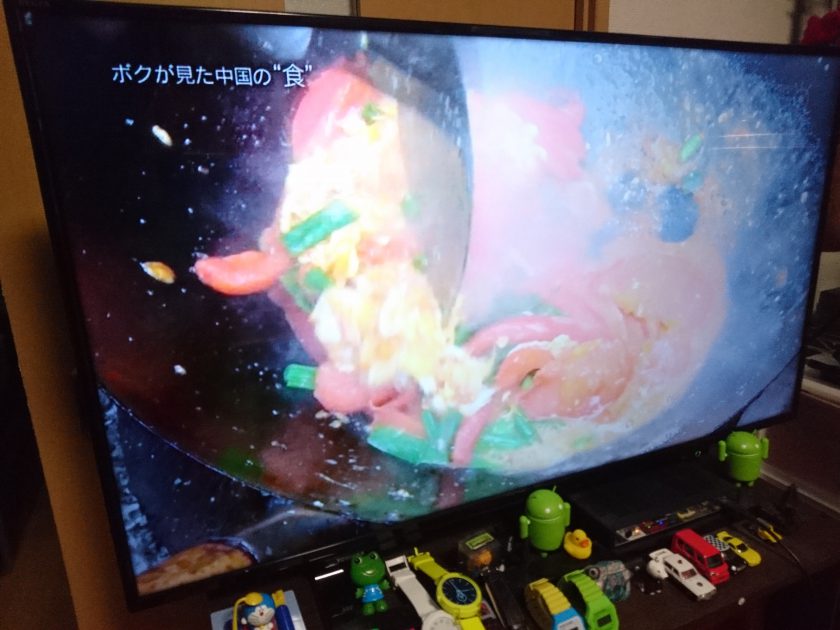 この共同調理場で僕の好きな卵とトマトの炒め物を作っている場面。油多すぎ！