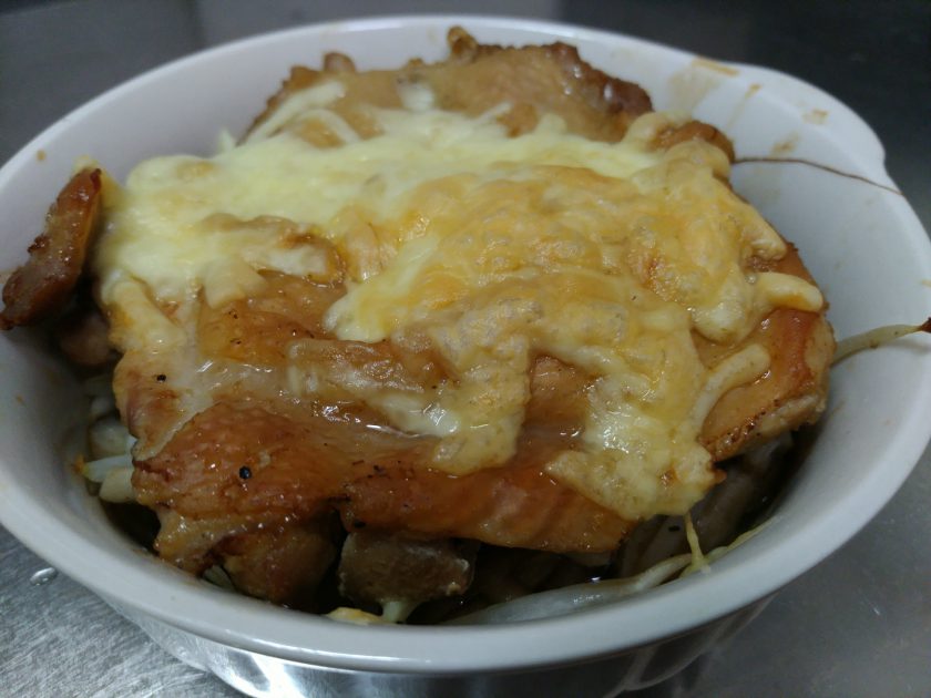 油抜きをして、料理酒・白だし、塩・胡椒などで炒めたきのこともやしと一緒にチーズでオーブンしたのです。美味かった！