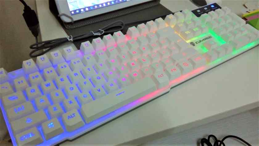 これは以前上海で買ったゲーミングキーボード。耐久性は・・なかった！