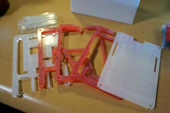 Pibow 3 B+ Coupé Redを取り出しました。粗削りもなく、作りはしっかりしています。
番号が振られているので、その順番に組み立てますが、Raspberry Pi 3 B+の基盤下に3枚、上に2枚という感じです。