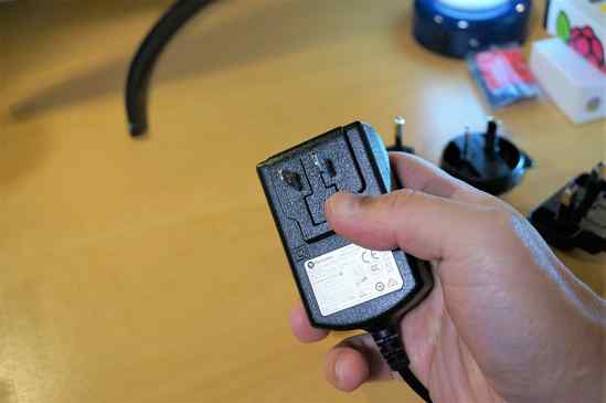 Official Raspberry Pi Universal Power Supply、公式電源は、親指部分押下でコンセント部分をワンタッチで取り外し出来ます。