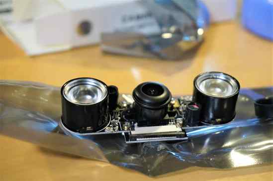 イトビジョン、Night vision camera module for Raspberry Pi 160° (Fisheye)を開封!
文字通り、暗闇でも撮影が出来るカメラですが、価格は15ポンドで、通常のカメラよりも5ポンド安かったw