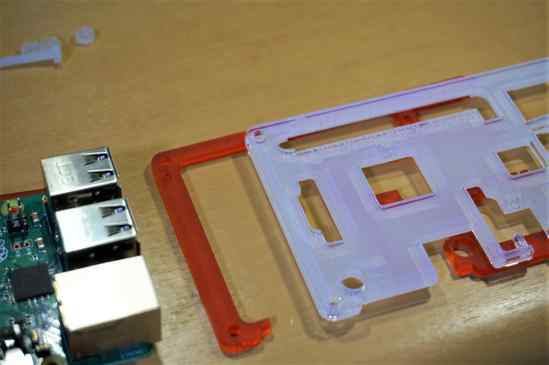 Raspberry Pi 3 B+の上に乗せるCoupé Redの部品。
見えにくいけど、GPIOの番号が刻印されてました。