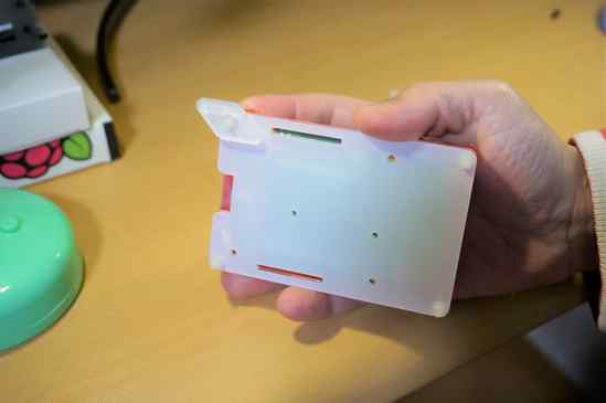 付属のネジと、ネジ止めでRaspberry Pi 3 B+とCoupé Redのケースを締めます。