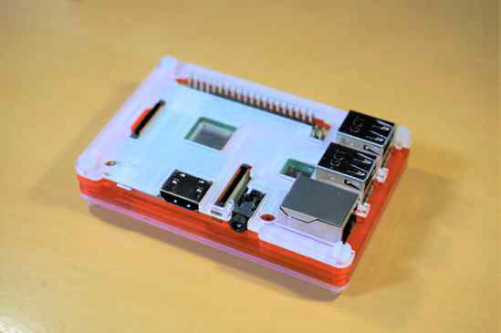 Raspberry Pi 3 B+にCoupé Redのケースを取り付け終わり、完成!