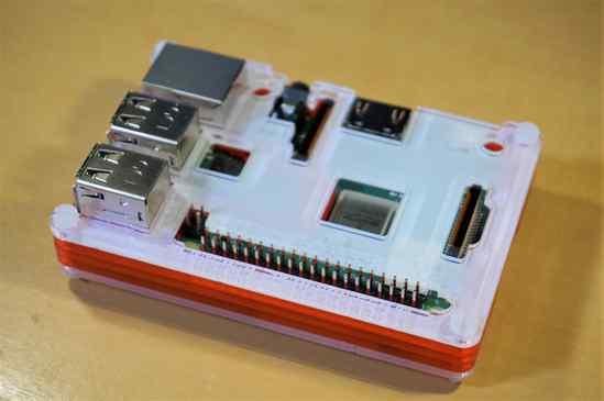 別アングルからRaspberry Pi 3 B+とCoupé Redのケースを眺めてみた。
シンプルで、質感もよく、配色もさわやかで気に入ってます!