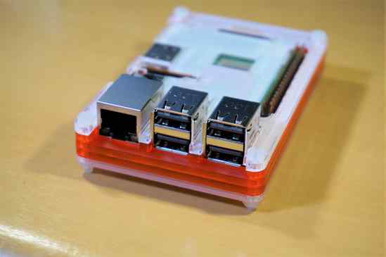 Raspberry Pi 3 B+とCoupé Redのケースの背面です。
現状有線LANは使わないので、ギガビットイーサがUSB2.0コントローラの上限までしか速度が出ない事に何の不満もないw