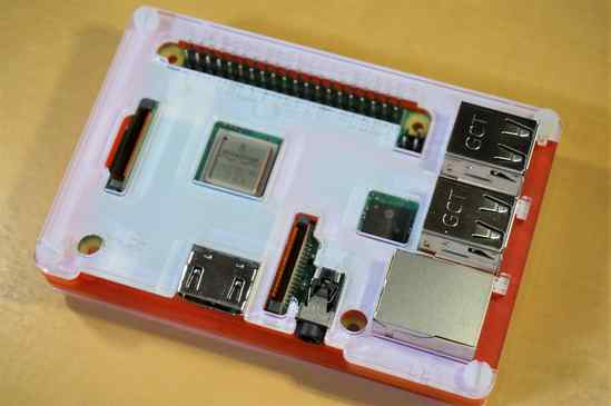 Raspberry Pi 3 B+とCoupé Redのケースの上部。シンプルでなかなかいい!
ケースを取り付けた状態でカメラケーブルを取り付けるには、コネクタをピンセットで上げて、ケーブルを軽く差し込み、止まったところで更に力を加えて押し込むと、しっかりと取り付けられます。