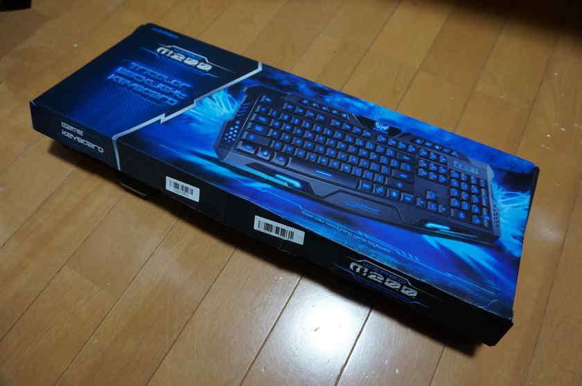 これがAmazonで購入して届いた安いロシア語のゲーミングキーボード。
ゲーミングキーボードらしい派手なパッケージだｗ