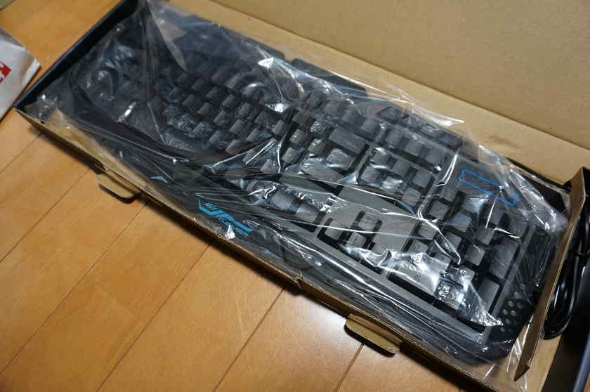 ゲーミングキーボードらしいメカメカしいデザイン！