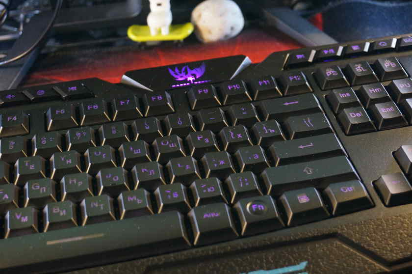 Fn（ファンクションキー）を押下し、右上方に見えるPB、SL、PSキーで色や発光パターンを変えれます。