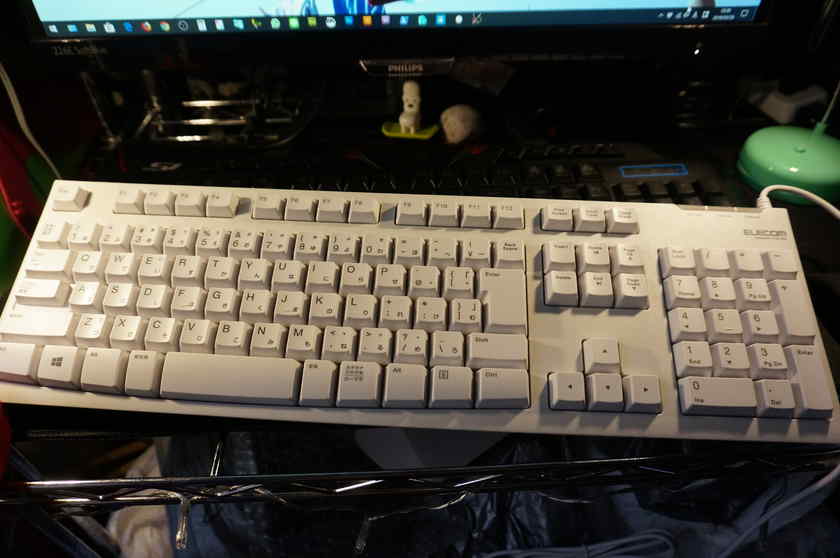 これはずっと使っているElecomの日本語キーボード。シフトキー等大きく、タッチが軽くてすごく打ちやすい！
因みにロシア語キーボードはRaspberry Pi3で使ってます。