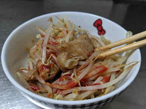 久々に肉食した時のメモ画像。油抜きした肉ともやしを塩・胡椒・クミンと顆粒だし、お酢と料理酒で炒めて、ケチャップを軽くかけた適当な料理ですw