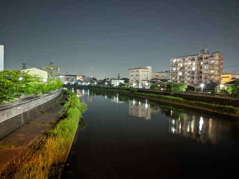 Google Pixel 3 XLの夜景モードで新河岸川を撮影。スマホにしては粒状感(ノイズ)が目立たず、なかなかいい!
※ 元画像はうぷ主のサーバー容量節約のため、半分に縮小してます。