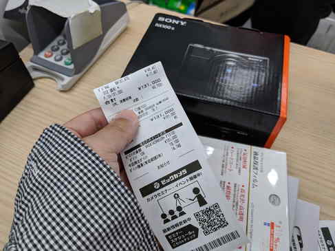 ついに買ってしまった。α6500と迷ってたけど、「妥協せず型落ちよりも新製品に買っとけ」と自分に言い聞かせて買ったのだ!