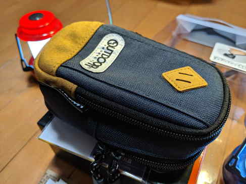 アタッチメントグリップを付けると純正ケースには入らないので、OUTDOORのポーチをデジカメ入れに使おうと思います。
ミラーレスより断然軽くなって機動力が増すと思う。