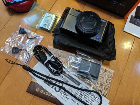 SONYのRX100M6の内容物。ストラップと首から下げるストラップを付けるアクセサリーも入ってました。
充電器とUSBケーブルは急速充電が出来る別のを使おうと思います。
バッテリーはNP-BX1で、HX99等サイバーショットと共用出来ます。