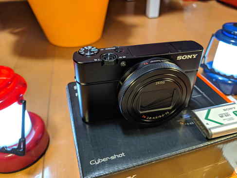 SONYのRX100M6の外観を眺めまわす!おそらく人生で一番高いカメラを買ったと思う。