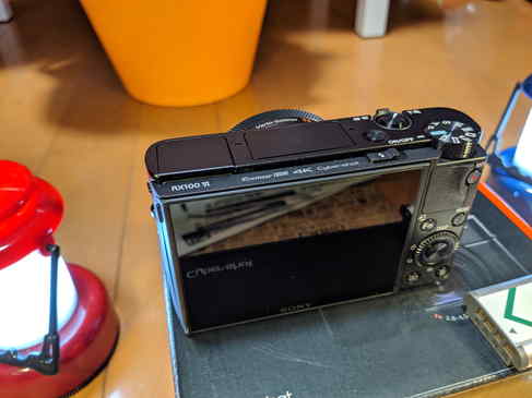 SONYのRX100M6の外観、液晶面。詳細はもう今更って感じなので割愛していいでしょw