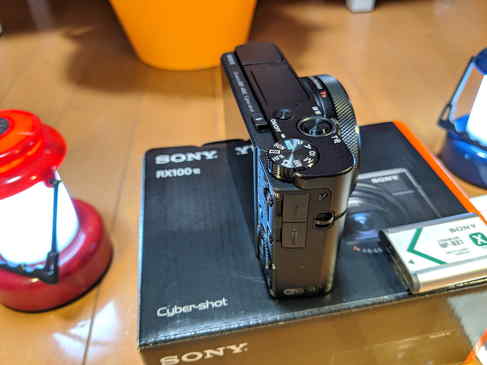 SONYのRX100M6の外観、右側。MicroUSB(マルチ端子)とHDMI端子があります。