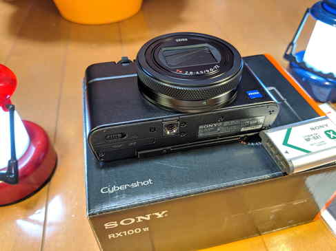 SONYのRX100M6の外観、下部。ここも詳細割愛。