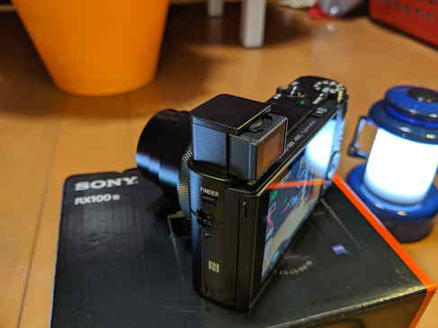 SONYのRX100M6はファインダーをワンタッチで引き出して自動で電源オン、そしてワンプッシュで収納&電源オフ出来るのがよい!
