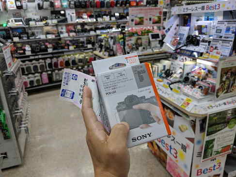本日、昨日買った保護フィルムを張るのに失敗したので、思い切ってPCK-LG1という型番の純正のガラスフィルムを購入!