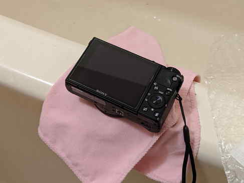 こんな感じでRX100M6にPCK-LG1、ガラスの保護フィルムを張り付け完了!