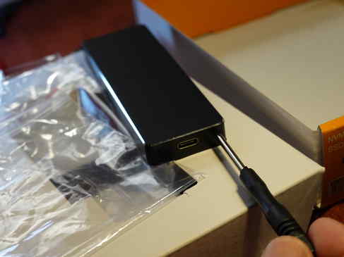 さて、SAMSUNGの970EVOのSSDを取り付けるために、付属のプラスドライバーでUSBコネクタ付近にある2つのネジを外します。