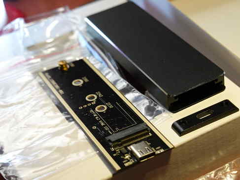 AOTECH(アオテック)のSSDケースの中身を取り出しました。
4種類の長さのM.2SSDをネジで止める事が出来ます。