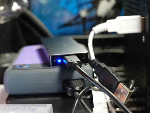 AOTECH(アオテック)のNVMe PCI Express接続のM.2 SSDケースをDeskMini110に取り付けて、TrancendのHDDにデータをコピー。
通電中はランプが点灯、アクセス中はランプが点滅するという意外と重要だけどおろそかにされがちな基本的な仕様を抑えているところにも、このメーカーの製品に対する意気込みというか、質実剛健さを感じ取れました。