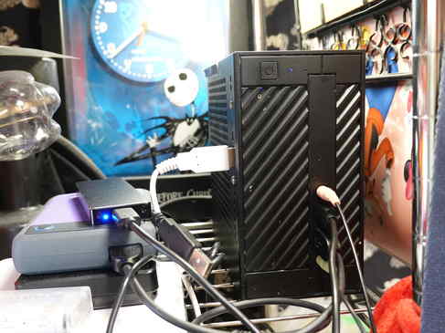 DeskMini110と2.5インチHDDとM.2SSDケースの大きさ比較。
ランプは意外と明るいです。