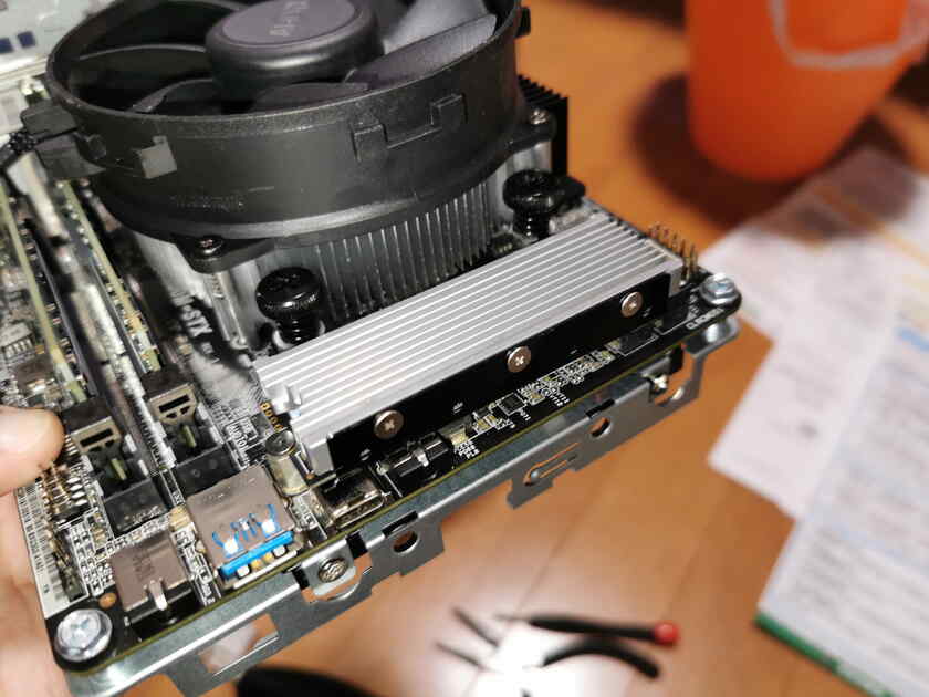 ヒートシンクを取り付けたM.2のSSDを仮止めしてみました。この下にM.2のWi-Fi&Bluetoothカードを取り付けるのです