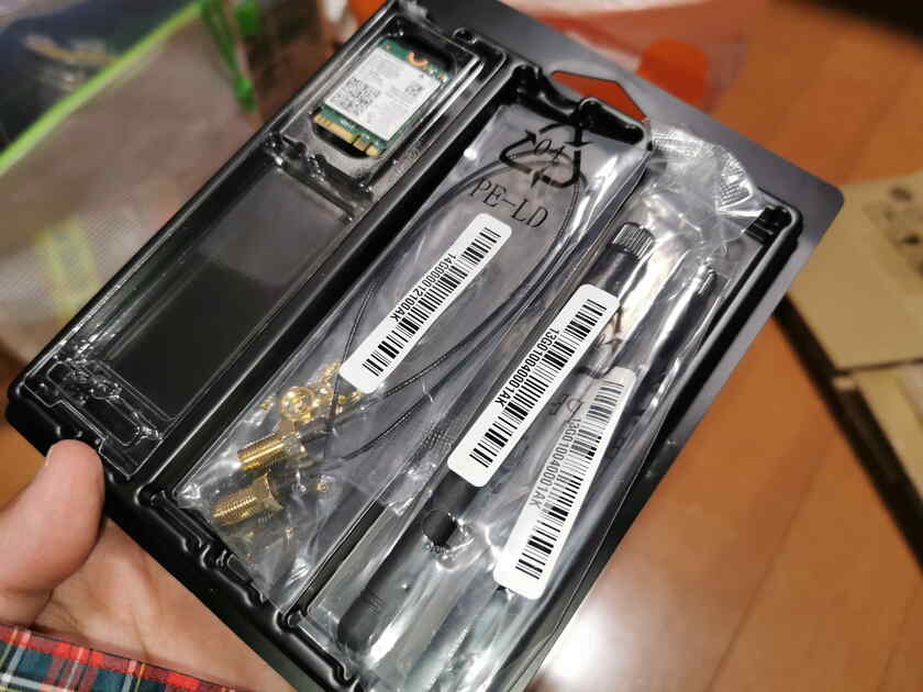 次はASRockの純正パーツ、M.2接続のWi-Fi&Bluetoothカード(以下Wi-Fiカード)を取り付けます。
Wi-Fiカードとアンテナ線、アンテナの3点セットです!