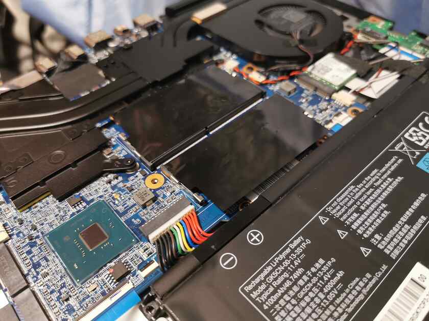 Galleria GCR1650GF、ゲーミングノートPCの裏蓋をサクッと開けて、増設（装着）します。