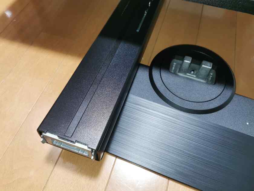 ViewSonicXG2405、台座と液晶を連結する部分の拡大。
ネジなどで固定するのではなく、ただ乗せるだけという、すごくシンプルで設置＆分解しやすい構造です。