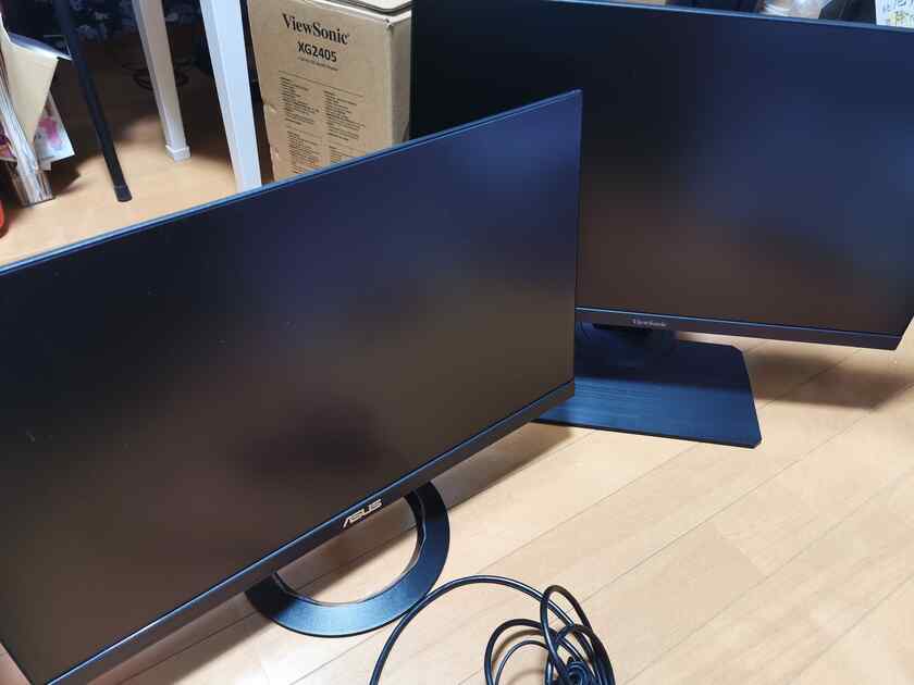 ASUSのFHDの23インチモニター、VZ239とViewSonic、XG2405の比較です。
大きさはあまり変わりませんが、重さが違いますｗ
