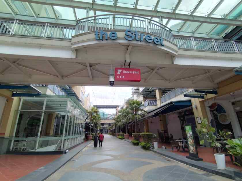 MRT Mutiara Damansara直結のモール