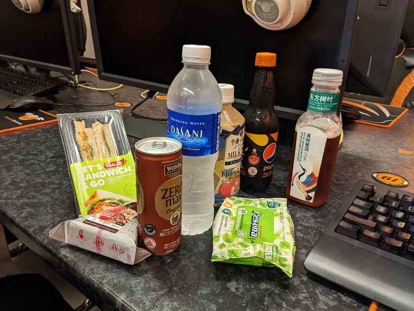 休日もバッチリ買い込んで引きこもり体勢整えて、Orange eSports Cafeに居座ってますww
