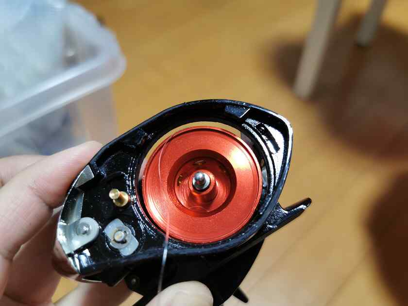 タックルベリーで特価だったベイトリールですが、スプールの横にラインが絡まり使い物にならなかった・・