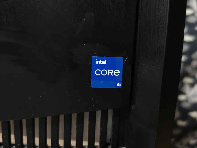 ケースに新しいCore i5のシールを貼りましたが、結果、ケースの基盤が故障してるようでLEDが光らず、また、電源も入らなかったので処分する事にしました。