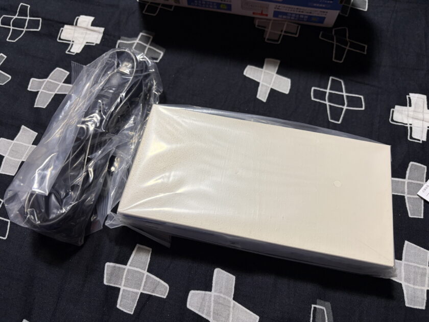 エレコム Giga対応スイッチングHub EHC-G08MN4-HJW。
3.4Wと、低消費電力なのが特徴