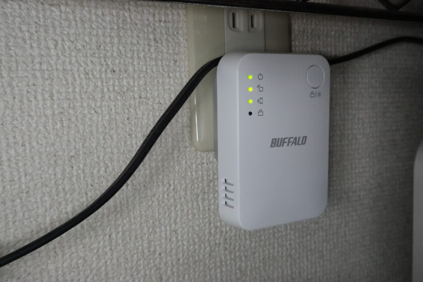 Buffaloの中継機 WEX-1166DHPL/N
台所で活躍中♪
