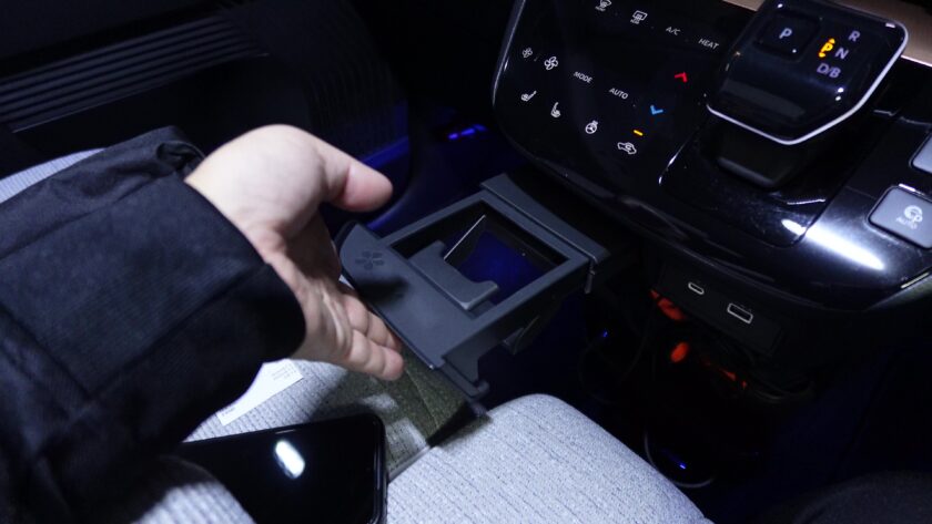 助手席用？のカップホルダーもある