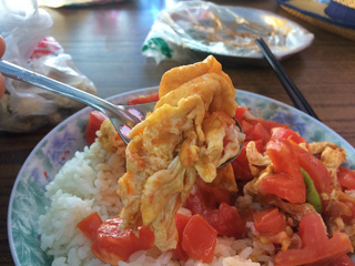 トルファン観光＠大河沿鎮でトマトと卵炒めご飯を食す