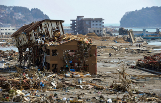 地震と津波後の民家