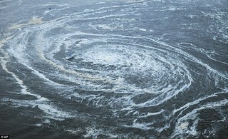 地震後の巨大な渦